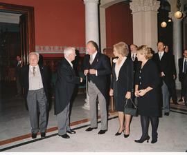 Víctor García de la Concha, los reyes Juan Carlos I y Sofía y Pilar del Castillo en el vestíbulo ...