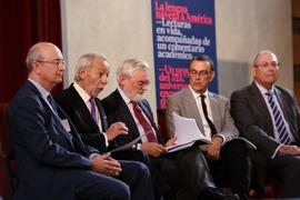 Darío Villanueva, director de la Real Academia Española, junto a otros participantes en la presen...