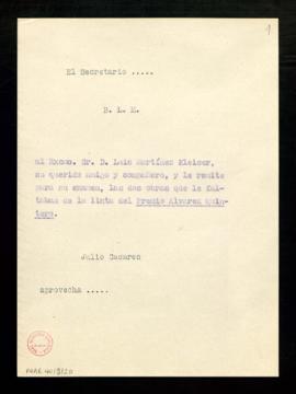 Copia sin firma del besalamano del secretario a Luis Martínez Kleiser con el que le remite para s...