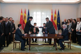 Darío Villanueva y Li Yansong tras firmar un convenio de cooperación cultural y lingüística entre...