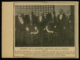 Recorte de prensa con una fotografía de Eduardo Gómez de Baquero, acompañado de varios académicos...