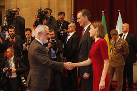 La reina Letizia estrecha la mano a Darío Villanueva, director de la Real Academia Española, en l...