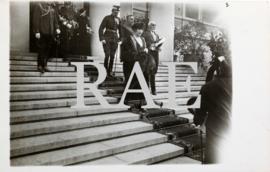 Los reyes Alfonso XIII y Victoria Eugenia a la salida de la Academia por las escaleras del jardín