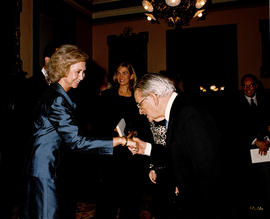 Luis Ángel Rojo saluda a la reina Sofía en la recepción posterior al acto académico en la Sala de...