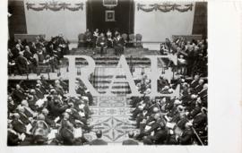 Los reyes Alfonso XIII y Victoria Eugenia presiden una sesión extraordinaria en el salón de actos...