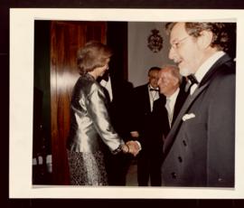 La reina Sofía saluda a Valentín García Yebra en la Biblioteca Dámaso Alonso, en presencia de Jua...