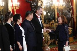 El rey Felipe VI de España estrecha la mano a Aurora Egido en la cena de gala celebrada en el Pal...