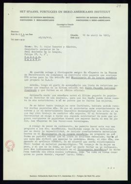 Carta de C. F. Adolf van Dam a Julio Casares con la que le remite un paquete de 879 notas para el...