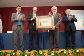 Darío Villanueva, director de la Real Academia Española, recibe el diploma como bachiller de hono...