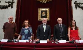 Darío Villanueva, director de la Real Academia Española, junto con otros ponentes en la conmemora...