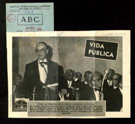 Recorte de ABC con una fotografía de Antonio Rodríguez Moñino en el momento de pronunciar su disc...