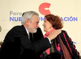 Darío Villanueva, director de la Real Academia Española, saluda a Carmen Iglesias, directora de l...