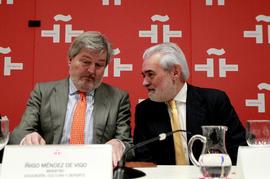 Darío Villanueva, director de la Real Academia Española, habla con Iñigo Méndez de Vigo, ministro...