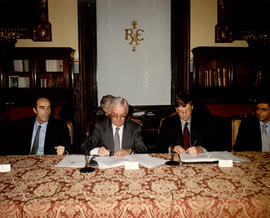 Víctor García de la Concha y Bill Gates en la firma del acuerdo