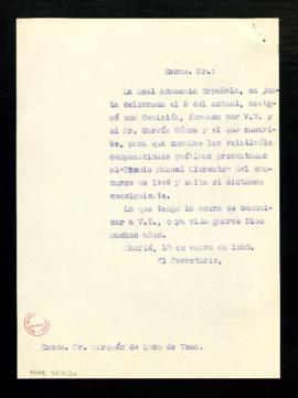 Copia sin firma del oficio del secretario al marqués de Luca de Tena con el que le comunica que h...