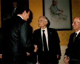 El presidente del gobierno, Jose Luis Rodríguez Zapatero, y Luis Goytisolo se saludan en la Sala ...