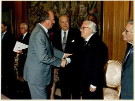 Juan Carlos I estrecha la mano al académico Gregorio Salvador