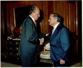 Juan Carlos I estrecha la mano a Rodolfo Martín Villa