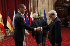 Felipe VI estrecha la mano a Darío Villanueva, director de la Real Academia Española, en la entre...