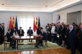 Firma de un convenio de cooperación cultural y lingüística entre la Real Academia Española y la U...