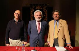 Darío Villanueva, director de la Real Academia Española, junto a dos ponentes