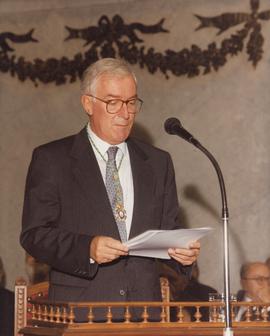Víctor García de la Concha toma la palabra en el acto de apertura del curso académico 1996-1997