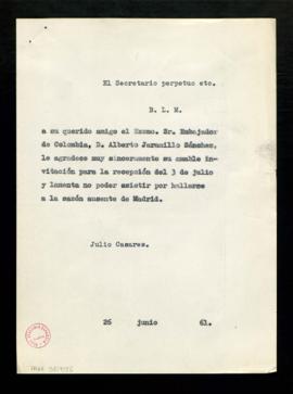 Copia del besalamano de Julio Casares a Alberto Jaramillo Sánchez, embajador de Colombia, en el q...