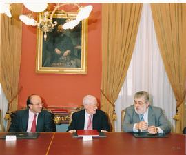 Miguel Ángel Cortés, Víctor García de la Concha y José Manuel Lara durante la firma del convenio ...