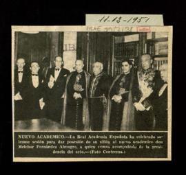 Recorte del diario Arriba con una fotografía de Melchor Fernández Almagro acompañado de la presid...