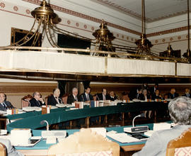Mesa del Salón de Plenos presidida por el príncipe de Asturias, el director de la Real Academia E...
