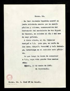 Copia sin firma del oficio del secretario a José María de Cossío con el que le comunica que el di...