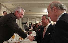 Darío Villanueva, director de la Real Academia Española, estrecha la mano a un asistente a los De...