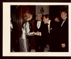 La reina Sofía saluda a Juan Luis Crebrián en la Biblioteca Dámaso Alonso, en presencia de Claudi...