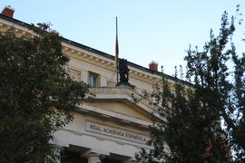 Bandera española ondeando a media asta en la sede de la Real Academia Española tras el fallecimie...