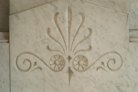 Detalle tallado en una de las columnas del vestíbulo principal