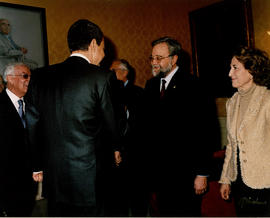 El presidente del gobierno, Jose Luis Rodríguez Zapatero, e Ignacio Bosque se saludan en la Sala ...