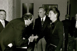 Francisco Rico saluda a Margarita de Borbón y Carlos Zurita, duques de Soria