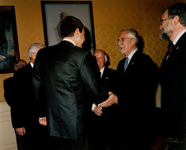 El presidente del gobierno, Jose Luis Rodríguez Zapatero, y Luis Mateo Díez se saludan en la Sala...