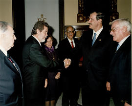 El presidente de México, Vicente Fox Quesada, saluda a uno de los invitados