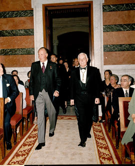 Entrada de Juan Carlos I de España en el Salón de Actos de la Academia, acompañado por Víctor Gar...