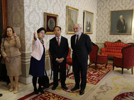 Darío Villanueva con Yu Man y  Feng Qinghua de la SISU en la sala de pastas de la Real Academia E...