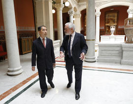 Darío Villanueva y Feng Qinghua en el vestíbulo de la primera planta de la Real Academia Española