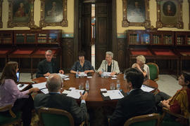 Sesión de trabajo en la sala de directores de la Real Academia Española