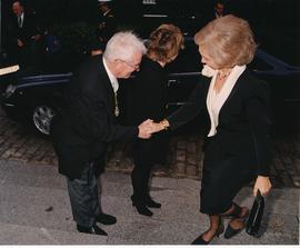 La reina Sofía I saluda a Víctor García de la Concha, director