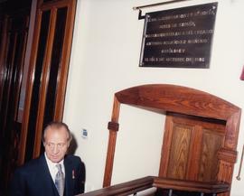 El rey Juan Carlos I hace los honores enseñando la placa inaugural