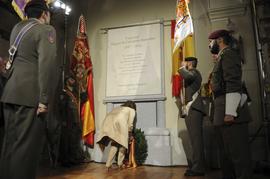 Ana Botella coloca una corona de laurel a la placa en memoria de Miguel de Cervantes en el conven...