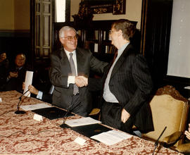 Víctor García de la Concha y Bill Gates se estrechan la mano en la Sala de Directores