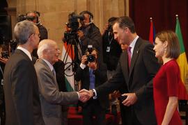 Felipe VI estrecha la mano a Emilio Lledó Iñigo en la audiencia previa a la entrega de los Premio...