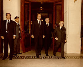 Juan Carlos I se dirige al vestíbulo principal de la Academia junto a Pedro Laín Entralgo y Dámas...