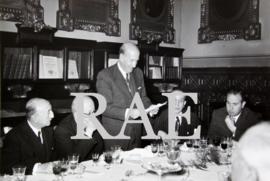 Grupo de académicos en el almuerzo del director de 9 de enero de 1955